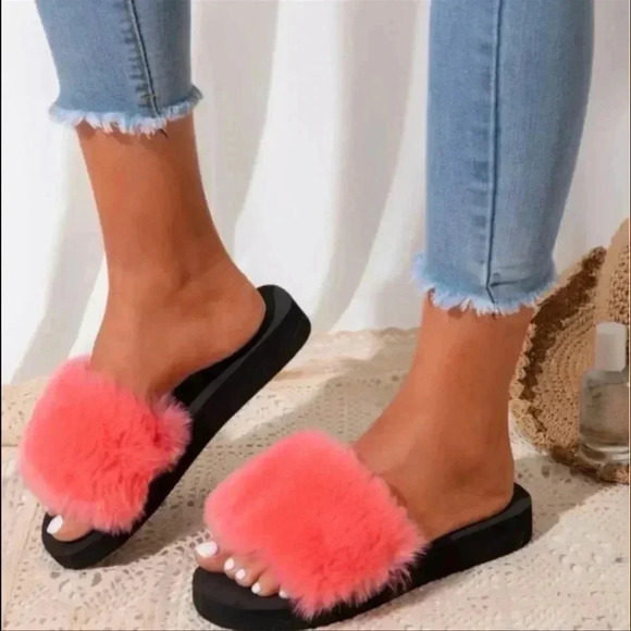 Shoes - 🤑 Cute Fuzzy Flip Flop Slippers - Brand New